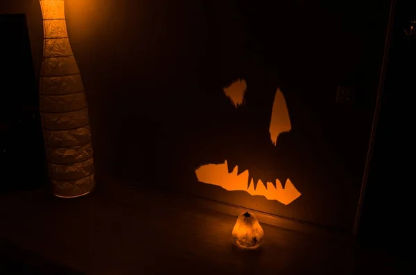 Halloween - straszny dyni na czarnym tle. Halloween świecące dynie granicy z liści nad ciepłe drewniane tła, jesień, ozdoba party tradycyjne — Zdjęcie stockowe