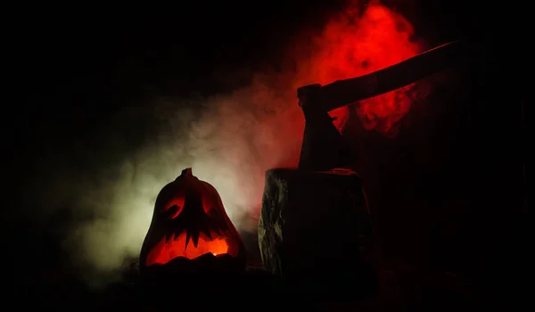 老斧头连着树干上的恐怖红雾背景。可怕的万圣节主题与疯子杀手武器。空空间. — 图库照片