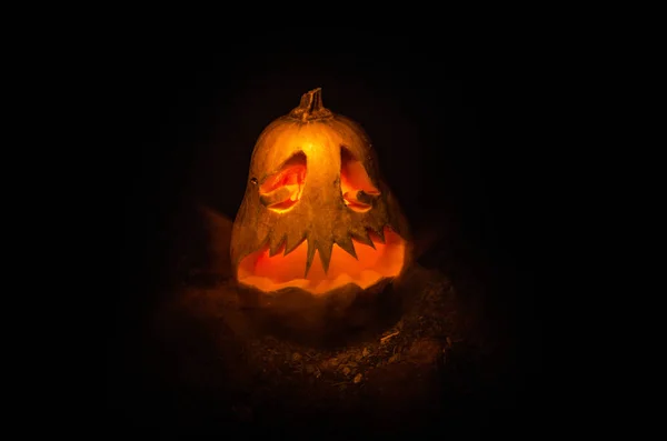 Halloween dynie uśmiech i scrary oczy na noc stroną. Zamknij widok straszny Halloween pumpkin oczy świecące wewnątrz na czarnym tle. — Zdjęcie stockowe