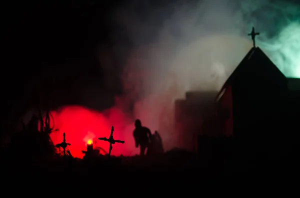 Vista aterradora de zombies en el cementerio árbol muerto, luna, iglesia y cielo nublado espeluznante con niebla, concepto de Halloween Horror —  Fotos de Stock