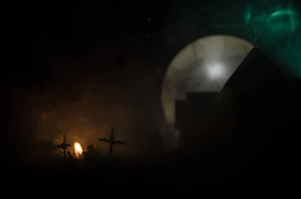 Skrämmande syn på zombies på kyrkogården döda trädet, månen, kyrkan och kusliga molnig himmel med dimma, skräck Halloween koncept — Stockfoto