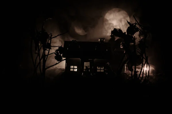Παλιό σπίτι με ένα φάντασμα τη φεγγαρόλουστη νύχτα ή εγκαταλειφθεί στοιχειωμένο σπίτι του τρόμου στην ομίχλη. Παλιά mystic Βίλα με σουρεαλιστική μεγάλο πανσέληνο. Έννοια τρόμου αποκριές. — Φωτογραφία Αρχείου