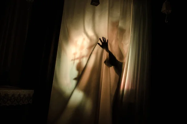 Kobieta przerażenie w okna drewniane ręce trzymać koszyk przerażające sceny halloween koncepcja rozmazane sylwetka Witch. Selektywny fokus — Zdjęcie stockowe