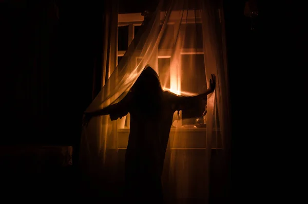 Mulher de horror em madeira de janela mão segurar gaiola conceito de halloween cena assustadora silhueta borrada de bruxa. Foco seletivo — Fotografia de Stock