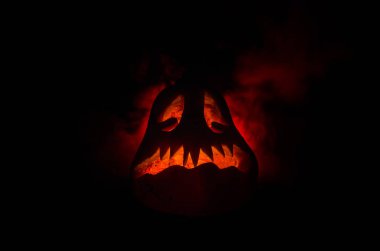 Korkunç Cadılar Bayramı Balkabağı zombi Mezarlığı'görünümünü Kilisesi ve ürkütücü bulutlu gökyüzü sis, korku Halloween kavramı ile ayı.