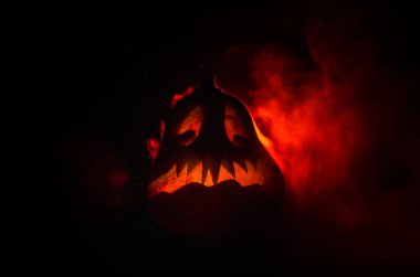 Korkunç Cadılar Bayramı Balkabağı zombi Mezarlığı'görünümünü Kilisesi ve ürkütücü bulutlu gökyüzü sis, korku Halloween kavramı ile ayı.