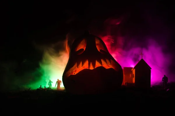 Straszny widok z dyni Halloween z zombie na cmentarzu zawierać Kościoła i upiorny pochmurnego nieba z mgły, koncepcja Horror Halloween. — Zdjęcie stockowe