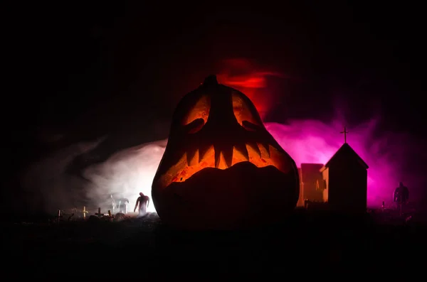 Skrämmande syn på Halloween pumpa med zombies på kyrkogården bära i kyrkan och kusliga molnig himmel med dimma, skräck Halloween koncept. — Stockfoto