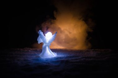 Noel meleği cam xmas şekil ve cam köknar ağacı, yılbaşı ağacı, koyu arka plan üzerinde docorative öğeleri. Noel dekorasyon melek xmas kavramı. Seçici odak