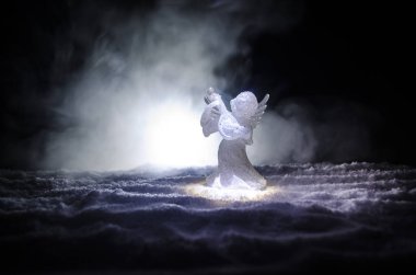 Noel meleği cam xmas şekil ve cam köknar ağacı, yılbaşı ağacı, koyu arka plan üzerinde docorative öğeleri. Noel dekorasyon melek xmas kavramı. Seçici odak