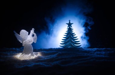 Noel meleği cam xmas şekil ve cam köknar ağacı, yılbaşı ağacı, koyu arka plan üzerinde docorative öğeleri. Noel dekorasyon melek xmas kavramı. Seçici odak