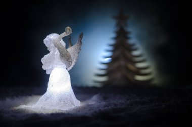 Noel meleği cam xmas şekil ve cam köknar ağacı, yılbaşı ağacı, koyu arka plan üzerinde docorative öğeleri. Noel dekorasyon melek xmas kavramı. Seçici odak