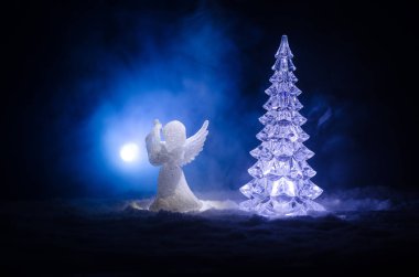 Noel meleği cam xmas şekil ve cam köknar ağacı, yılbaşı ağacı, koyu arka plan üzerinde docorative öğeleri. Noel dekorasyon melek xmas kavramı. Seçici odak
