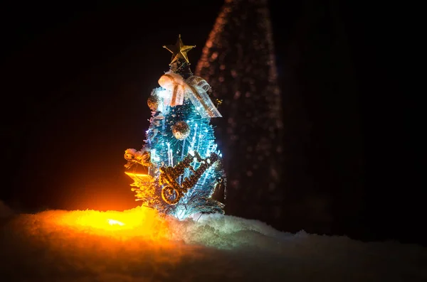 Kerstmis achtergrond met besneeuwde sparren. Sneeuw bedekt Christmas Tree onderscheidt zich fel tegen de donkere blauwe tinten van deze besneeuwde scène. Getinte donkere achtergrond — Stockfoto