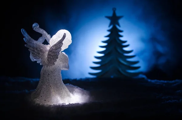 Noël Ange figure de Noël en verre et sapin de verre, arbre de Noël, éléments docoratifs sur fond sombre. Noël décoration ange Noël concept. Concentration sélective — Photo