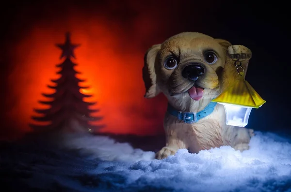 Іграшковий собака - символ нового року під снігом на тлі fir філій. Собака іграшка, як символ 2018 новий рік з Різдвяний атрибути нового року напис — стокове фото