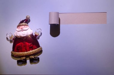 Güzel kutlama Noel arka plan. Yılbaşı tatil. Noel tatili. Kağıt arka plan üzerinde güzel Noel süsleri. Metniniz için boş alanı. Tonda