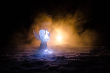 Noel meleği cam xmas şekil ve cam köknar ağacı, yılbaşı ağacı, koyu arka plan üzerinde docorative öğeleri. Noel dekorasyon melek xmas kavramı. Seçici odak