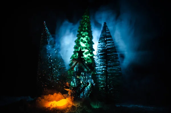 Χριστουγεννιάτικο φόντο με χιονισμένα έλατα. Χιόνι κάλυψε χριστουγεννιάτικο δέντρο ξεχωρίζει έντονα ενάντια σε το σκοτεινό μπλε αποχρώσεις αυτής της σκηνής χιόνι που καλύπτει. Τονισμένο σκούρο φόντο — Φωτογραφία Αρχείου