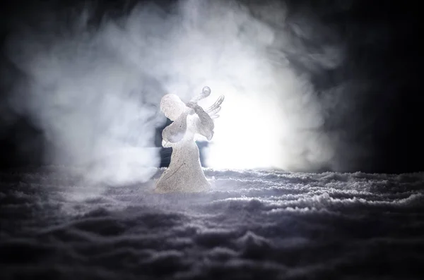 Natale Angelo di vetro figura di Natale e abete di vetro, albero di Natale, elementi docorativi su sfondo scuro. Addobbo natalizio angelo concetto di Natale. Focus selettivo — Foto Stock