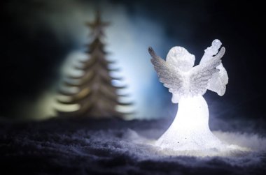 Noel meleği cam xmas şekil ve cam köknar ağacı, yılbaşı ağacı, koyu arka plan üzerinde docorative öğeleri. Noel dekorasyon melek xmas kavramı. Seçici odak