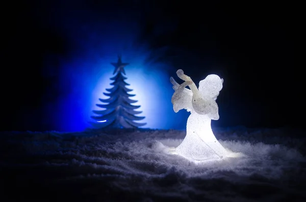 Χριστούγεννα Άγγελος γυάλινη xmas σχήμα και γυαλί έλατο, χριστουγεννιάτικο δέντρο, στοιχεία docorative σε σκούρο φόντο. Χριστούγεννα διακόσμηση Χριστούγεννα Άγγελος έννοια. Επιλεκτική εστίαση — Φωτογραφία Αρχείου