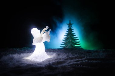 Noel meleği cam xmas şekil ve cam köknar ağacı, yılbaşı ağacı, koyu arka plan üzerinde docorative öğeleri. Noel dekorasyon melek xmas kavramı. Seçici odak