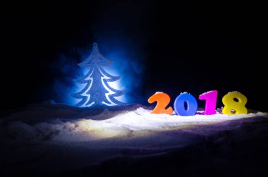 Yeni yıl arifesinde kutlama yeni yıl öğeleri veya sembolleri ile arka plan. Dekorasyon için tebrik kartı. Yeni Yılınız Kutlu Olsun. İle koyu arka plan