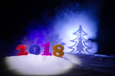 Yeni yıl arifesinde kutlama yeni yıl öğeleri veya sembolleri ile arka plan. Dekorasyon için tebrik kartı. Yeni Yılınız Kutlu Olsun. İle koyu arka plan