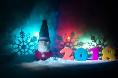 Yeni yıl arifesinde kutlama yeni yıl öğeleri veya sembolleri ile arka plan. Dekorasyon için tebrik kartı. Yeni Yılınız Kutlu Olsun. İle koyu arka plan