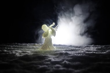 Noel meleği cam xmas şekil ve cam köknar ağacı, yılbaşı ağacı, koyu arka plan üzerinde docorative öğeleri. Noel dekorasyon melek xmas kavramı. Seçici odak