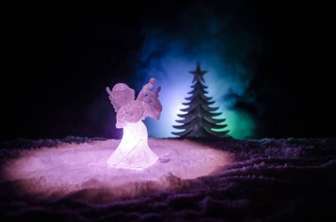 Noel meleği cam xmas şekil ve cam köknar ağacı, yılbaşı ağacı, koyu arka plan üzerinde docorative öğeleri. Noel dekorasyon melek xmas kavramı. Seçici odak