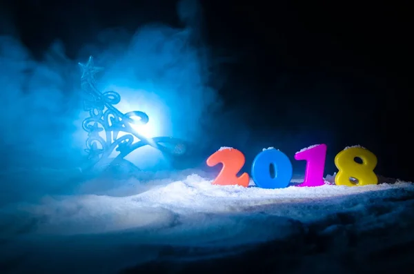 Silvesterfeier Hintergrund mit Neujahrselementen oder -symbolen. Dekoration für Grußkarte. Frohes neues Jahr. mit dunklem Hintergrund — Stockfoto