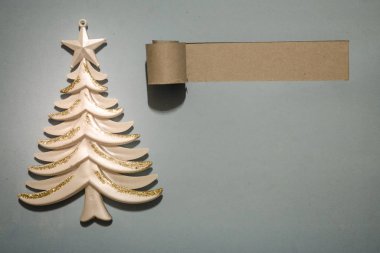 Güzel kutlama Noel arka plan. Yılbaşı tatil. Noel tatili. Kağıt arka plan üzerinde güzel Noel süsleri. Metniniz için boş alanı. Tonda