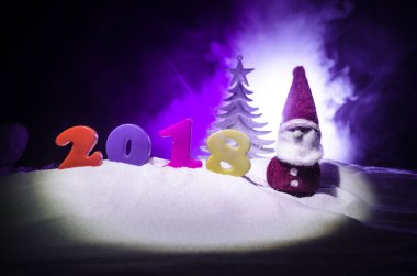 Yeni yıl arifesinde kutlama yeni yıl öğeleri veya sembolleri ile arka plan. Dekorasyon için tebrik kartı. Yeni Yılınız Kutlu Olsun. İle koyu arka plan