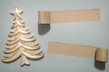 Güzel kutlama Noel arka plan. Yılbaşı tatil. Noel tatili. Kağıt arka plan üzerinde güzel Noel süsleri. Metniniz için boş alanı. Tonda