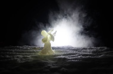 Noel meleği cam xmas şekil ve cam köknar ağacı, yılbaşı ağacı, koyu arka plan üzerinde docorative öğeleri. Noel dekorasyon melek xmas kavramı. Seçici odak