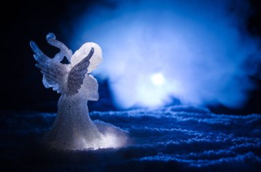 Noel meleği cam xmas şekil ve cam köknar ağacı, yılbaşı ağacı, koyu arka plan üzerinde docorative öğeleri. Noel dekorasyon melek xmas kavramı. Seçici odak