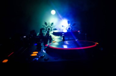 Dj mikser yılbaşı ağacı yılbaşı karanlık gece kulübü zemin üzerine kulaklıklarla. Yeni yıl öğelerinin veya sembolleri (Noel Baba, kardan adam, köpek 2018, hediye kutusu) görünümü bir Dj tabloyu kapatın. tonda