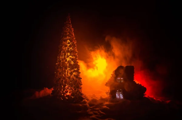 La casa di Father Frost, Babbo Natale, Joulupukki e altri eroi leggendari delle vacanze invernali. Una piccola casa accogliente in montagne selvagge e foreste memorizzare un sacco di magia — Foto Stock