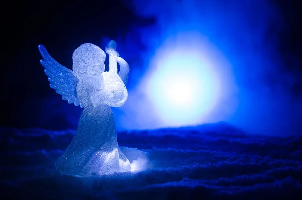 Weihnachtsengel aus Glas Weihnachtsfigur und Tannenbaum aus Glas, Weihnachtsbaum, dokorative Elemente auf dunklem Hintergrund. Weihnachtsdekoration Engel Weihnachten Konzept. Selektiver Fokus — Stockfoto