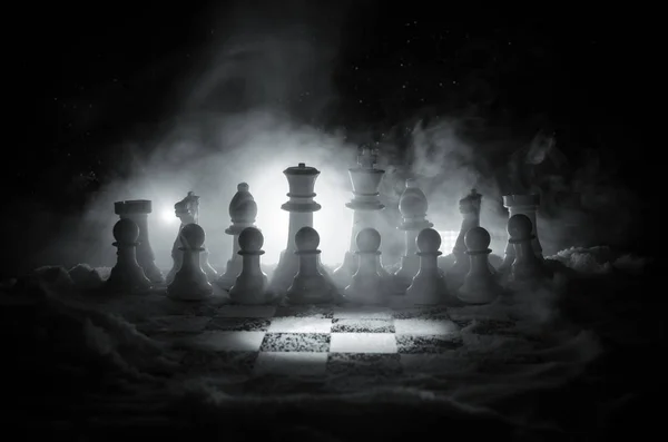 Chess in the snow. concept d'hiver. Noël ou Nouvel An présent sur un échiquier avec le Père Noël sur un fond sombre. Espace de copie . — Photo
