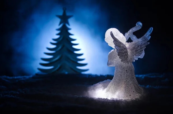 Natal figura xmas de vidro Angel e abeto de vidro, árvore de Natal, elementos docorative no fundo escuro. Conceito de Natal decoração anjo xmas. Foco seletivo — Fotografia de Stock