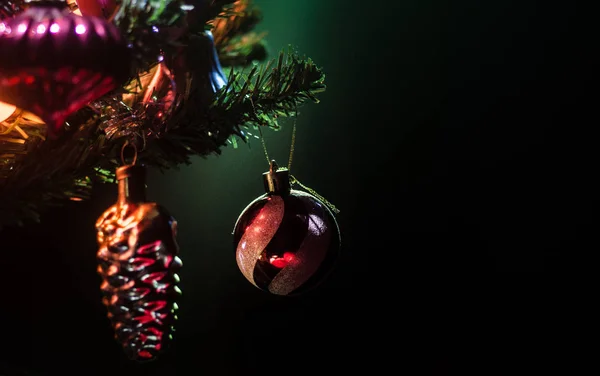 Рождественская игрушка на елке. Новогодние украшения зимний фон для открытки пустое пространство. Новогодний фон — стоковое фото