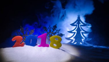 Yeni yıl arifesinde kutlama yeni yıl öğeleri veya sembolleri ile arka plan. Dekorasyon için tebrik kartı. Yeni Yılınız Kutlu Olsun. İle koyu arka plan