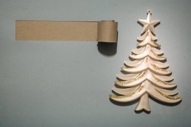 Güzel kutlama Noel arka plan. Yılbaşı tatil. Noel tatili. Kağıt arka plan üzerinde güzel Noel süsleri. Metniniz için boş alanı. Tonda