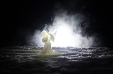 Noel meleği cam xmas şekil ve cam köknar ağacı, yılbaşı ağacı, koyu arka plan üzerinde docorative öğeleri. Noel dekorasyon melek xmas kavramı. Seçici odak