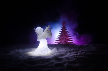 Noel meleği cam xmas şekil ve cam köknar ağacı, yılbaşı ağacı, koyu arka plan üzerinde docorative öğeleri. Noel dekorasyon melek xmas kavramı. Seçici odak