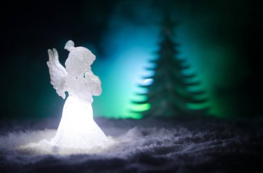 Noel meleği cam xmas şekil ve cam köknar ağacı, yılbaşı ağacı, koyu arka plan üzerinde docorative öğeleri. Noel dekorasyon melek xmas kavramı. Seçici odak