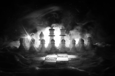 Satranç karda. Kış konsepti. Noel ve yeni yıl bir satranç tahtası üzerinde mevcut karanlık bir arka plan üzerinde Noel Baba ile. Kopya alanı.